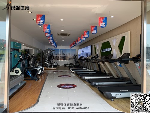 锐强体育店内的跑步机